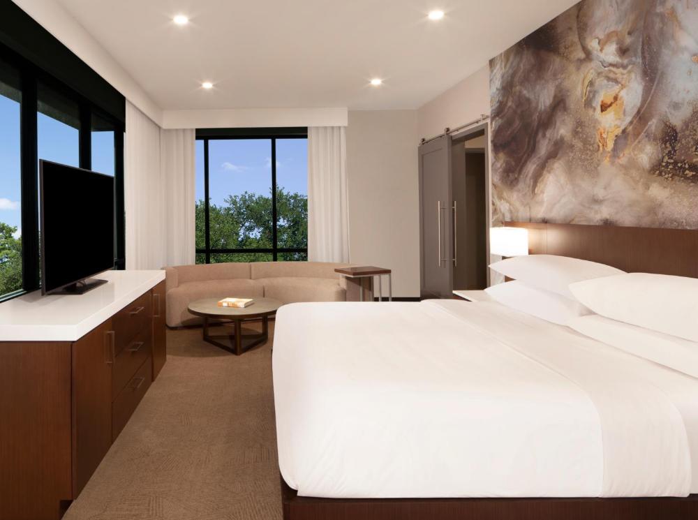 Large Executive Corner King Room interior